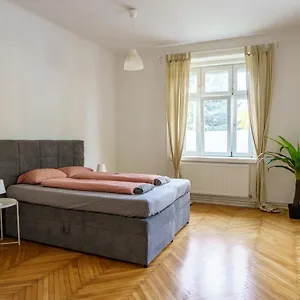 Central Living - Schoenbrunn , Viena Austria